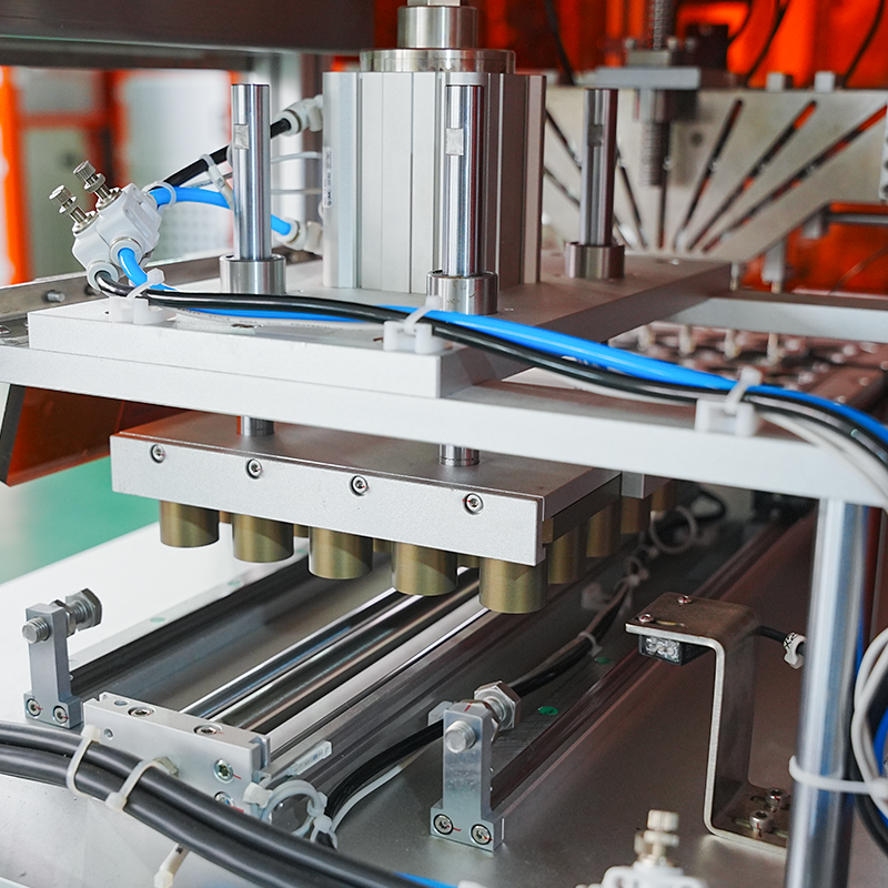 W pełni automatyczna maszyna do ładowania i podawania aluminiowych misek kosmetycznych W pełni automatyczna maszyna do ładowania i podawania aluminiowych misek kosmetycznych